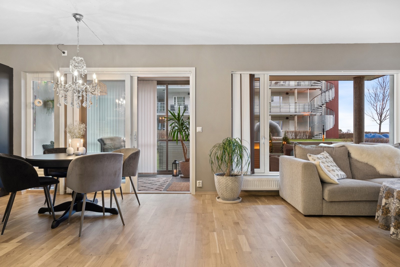 Stue og kjøkken i åpen løsning. Galleribilde