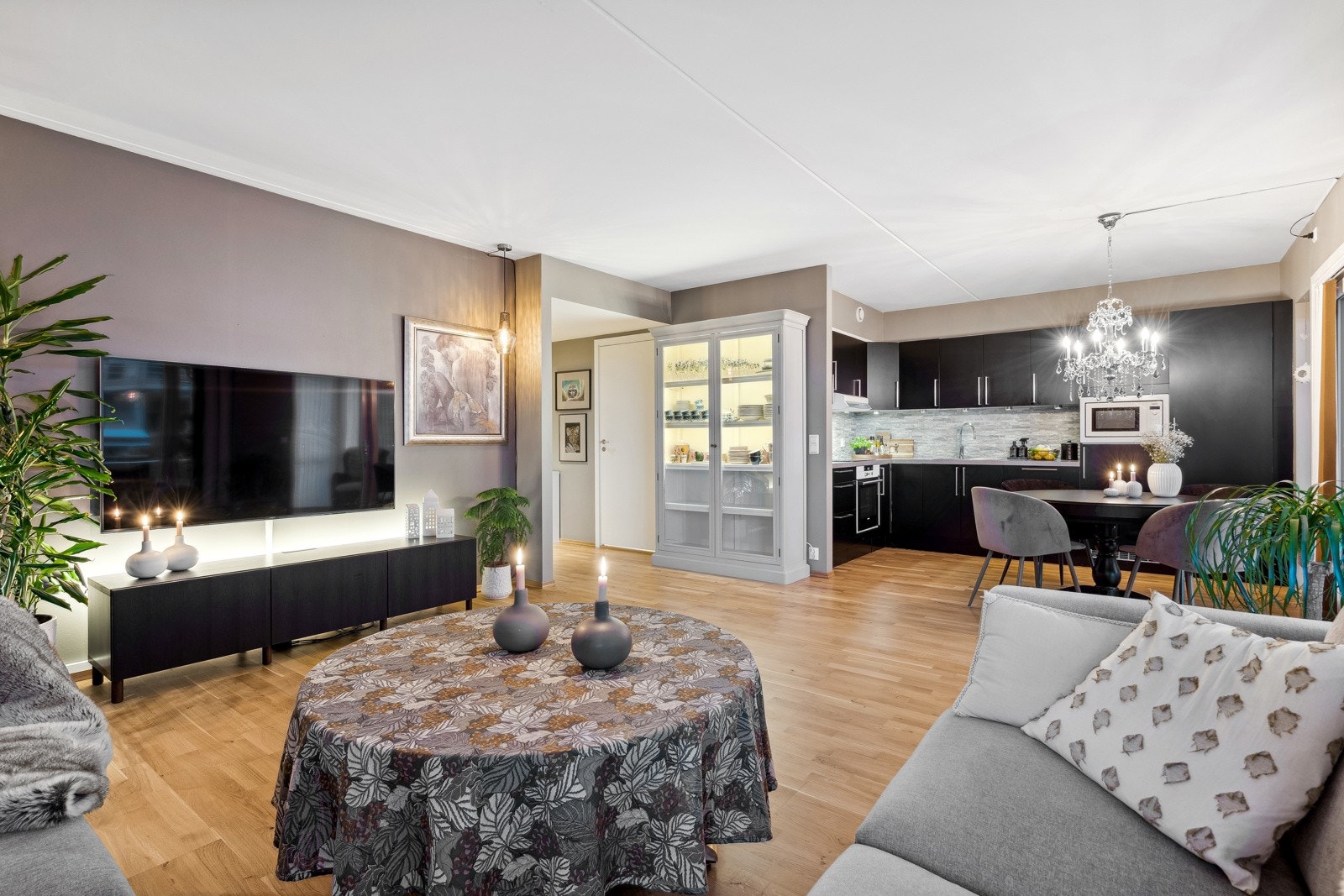 Stuen har en god romløsning med flere møbleringsmuligheter. Galleribilde