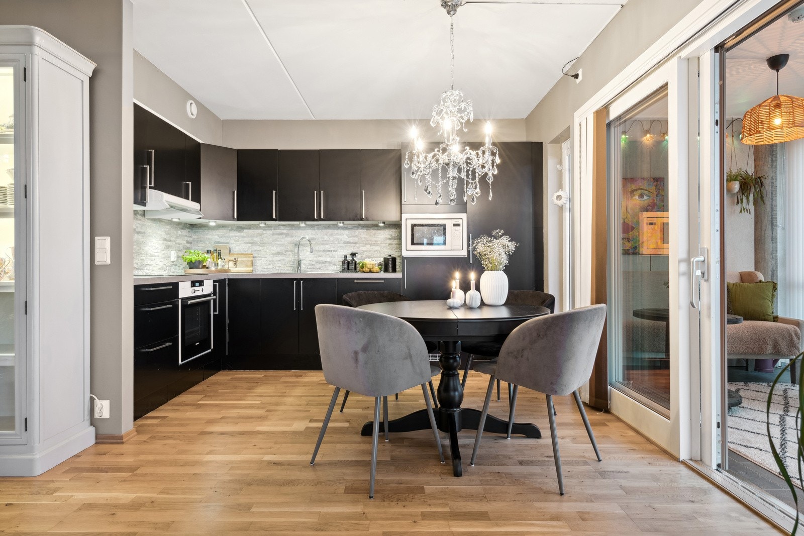 Flott og moderne kjøkken fra HTH med plass til spisegruppe. Galleribilde