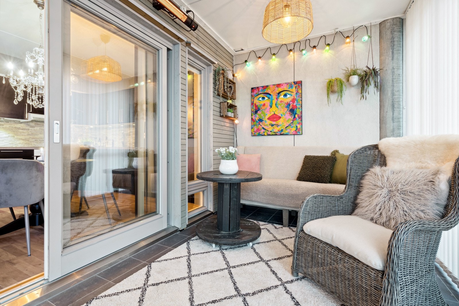 Innglasset terrasse med adkomst fra stue/kjøkken. Galleribilde