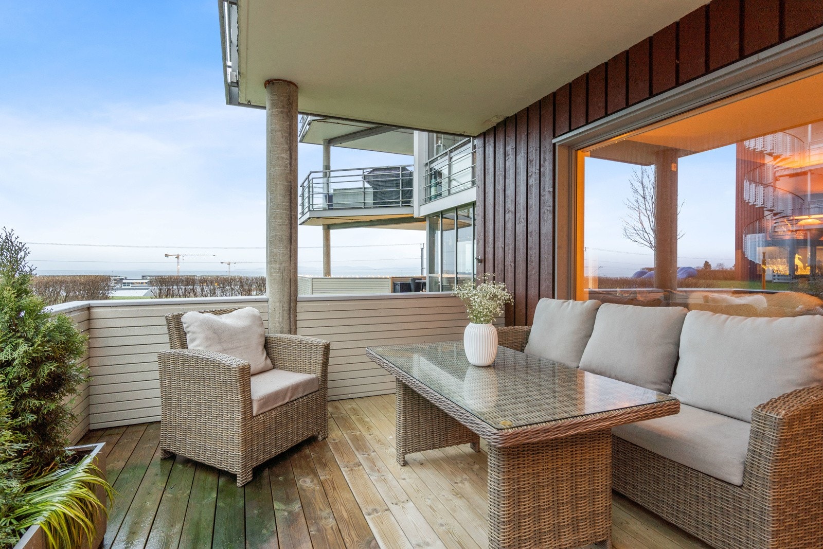 Fra terrassen er det fin utsikt mot Grillstad og fjorden. Galleribilde