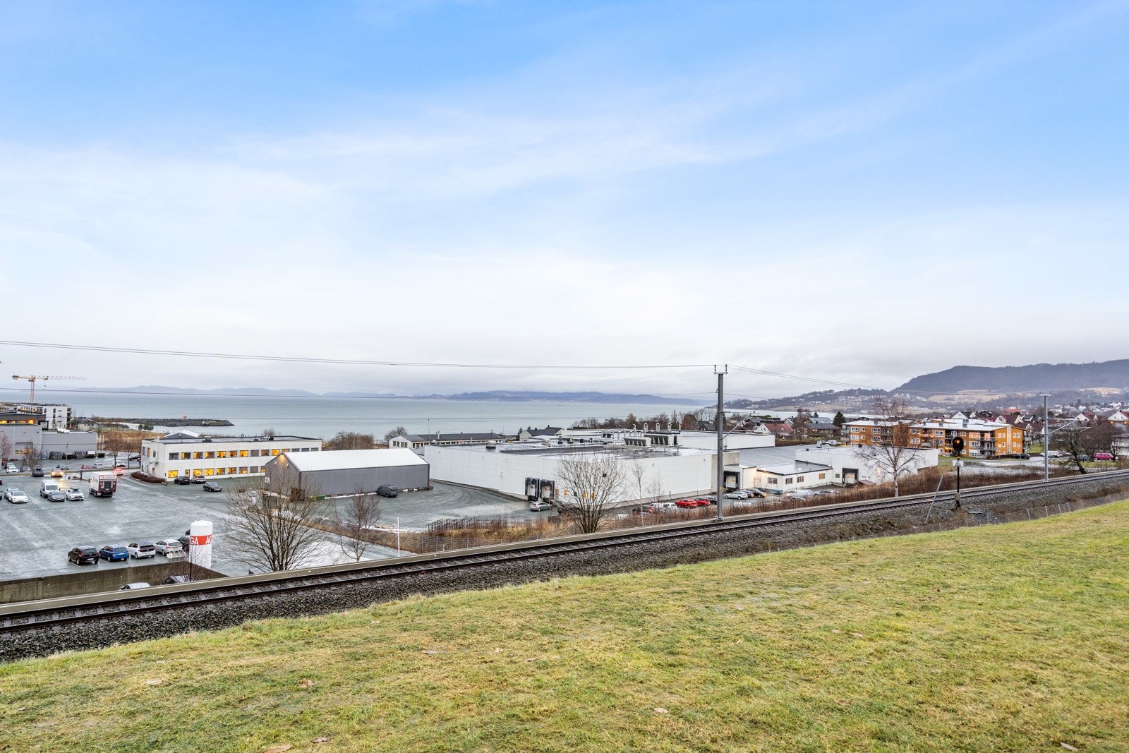 Flott utsikt over nærområdet og fjorden. Galleribilde