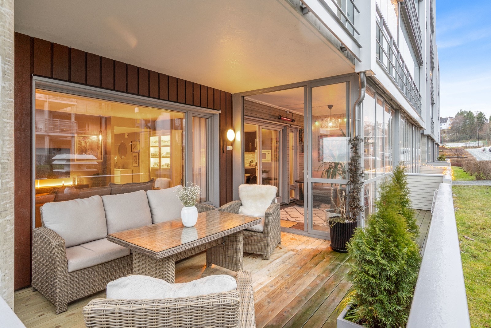 Hyggelig terrasse som enkelt kan innredes med sittegruppe og grill. Galleribilde