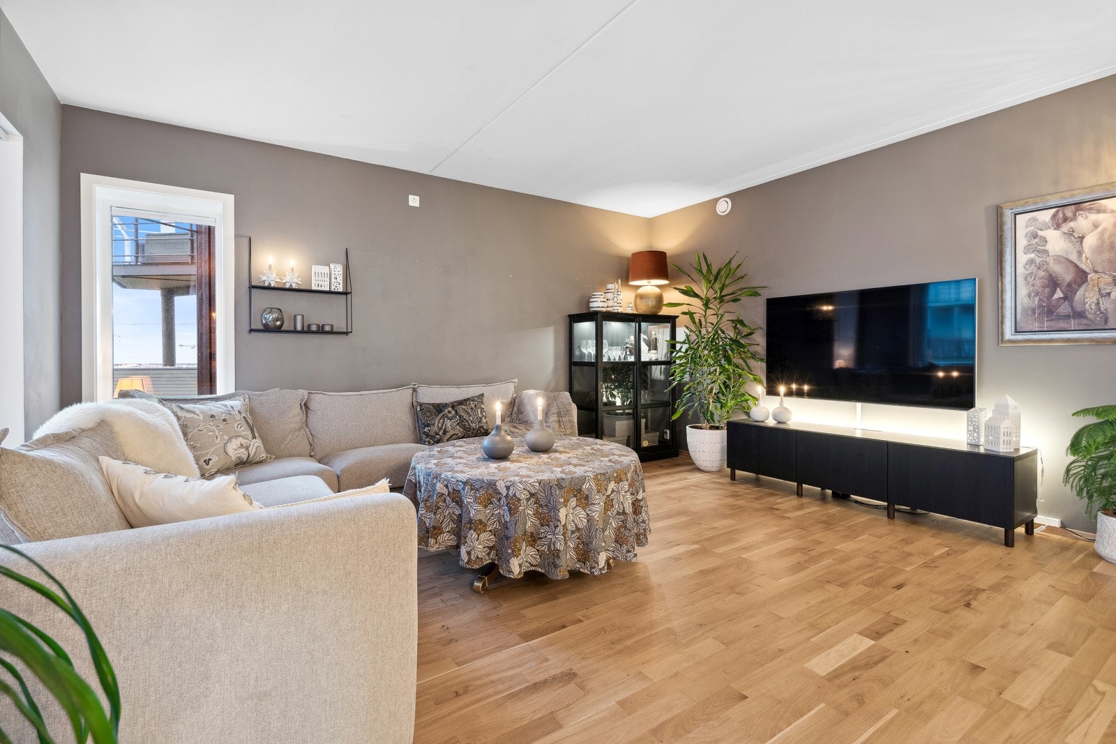 Dette er en flott leilighet fra 2013 med gjennomgående god standard. Galleribilde