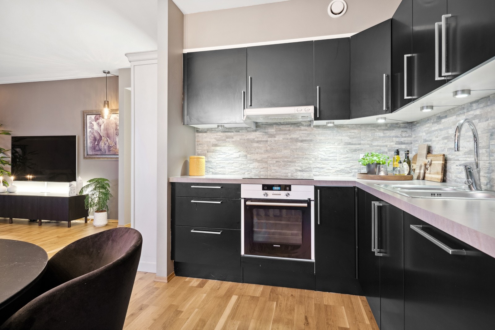 Kjøkkenet har integrerte hvitevarer og har fått tilstandsgrad 1 av takstmann i tilstandsrapporten. Galleribilde