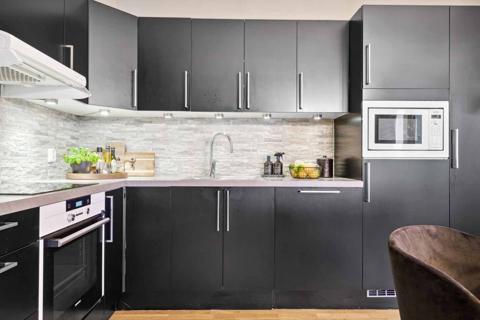 Godt med skap- og benkplass. Galleribilde