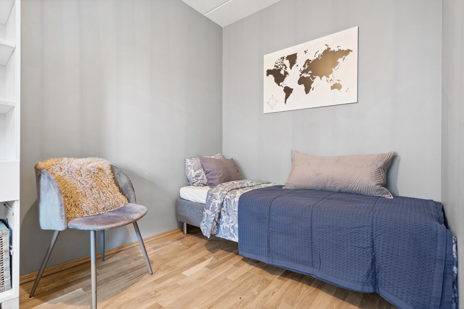 Gjesterom med plass til både seng og oppbevaringsmuligheter. Galleribilde