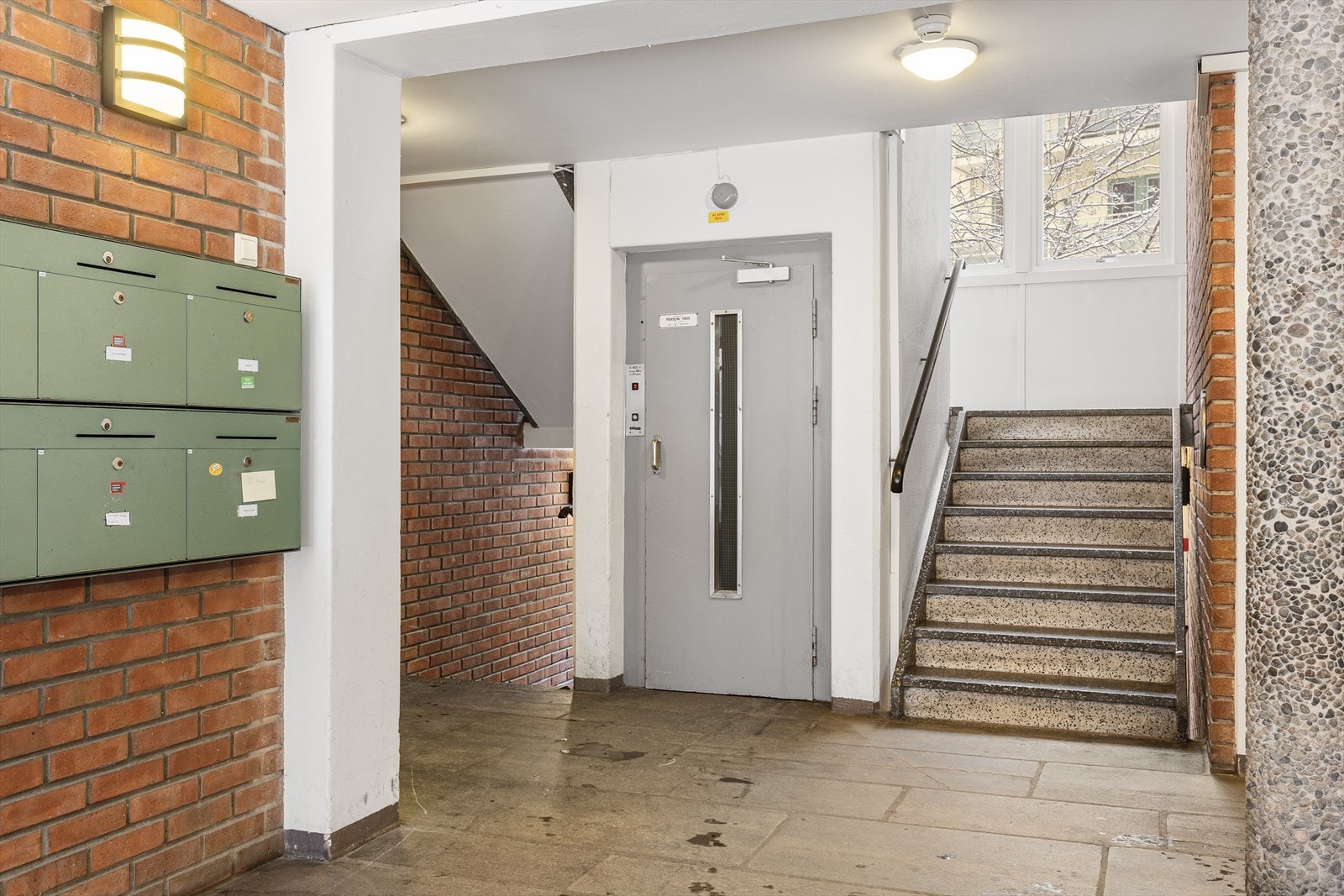 Pent inngangsparti med romslig trappegang og heis. Galleribilde
