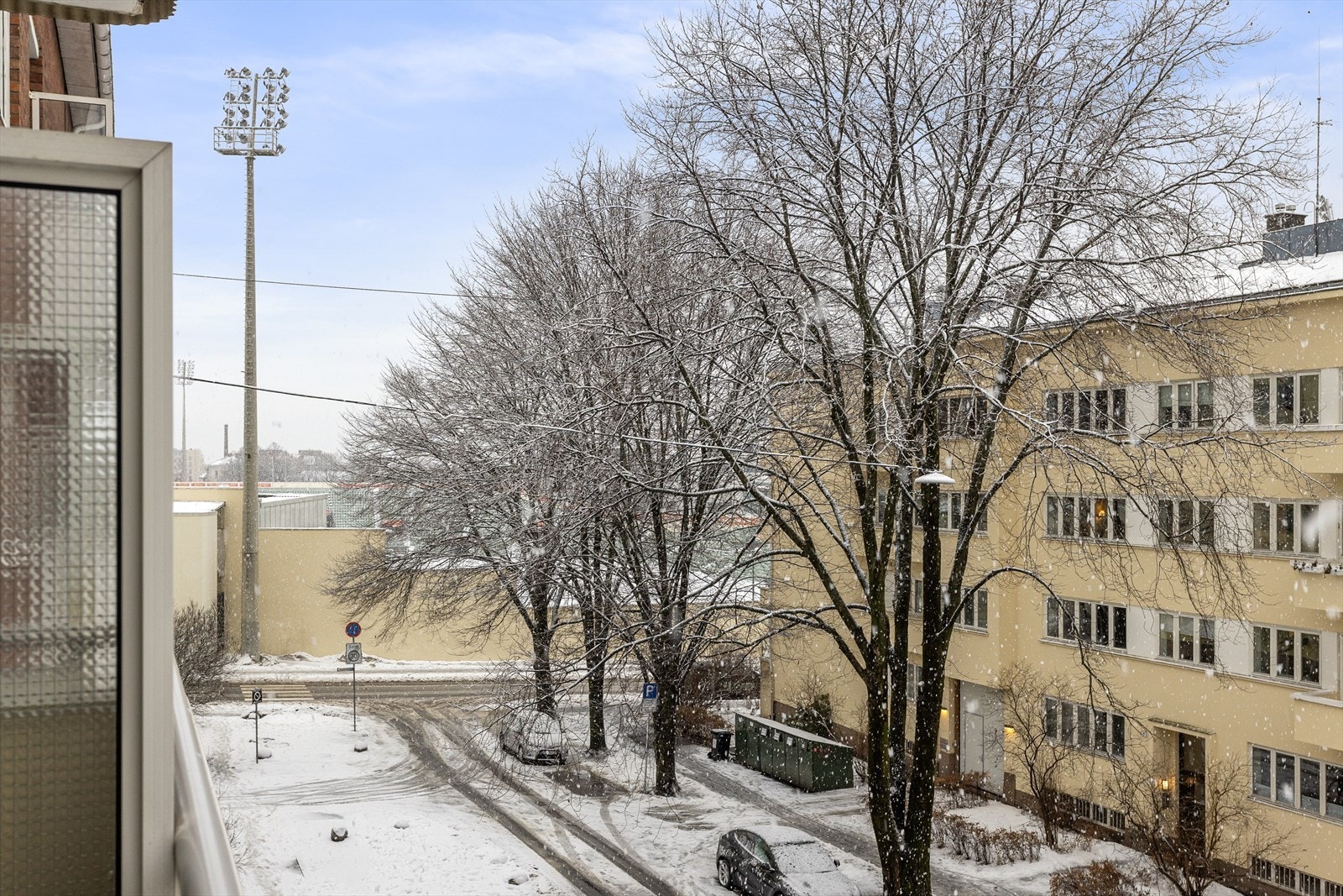 Boligen har en særdeles attraktiv beliggenhet, tilbaketrukket i en rolig sidegate på Bislett. Galleribilde
