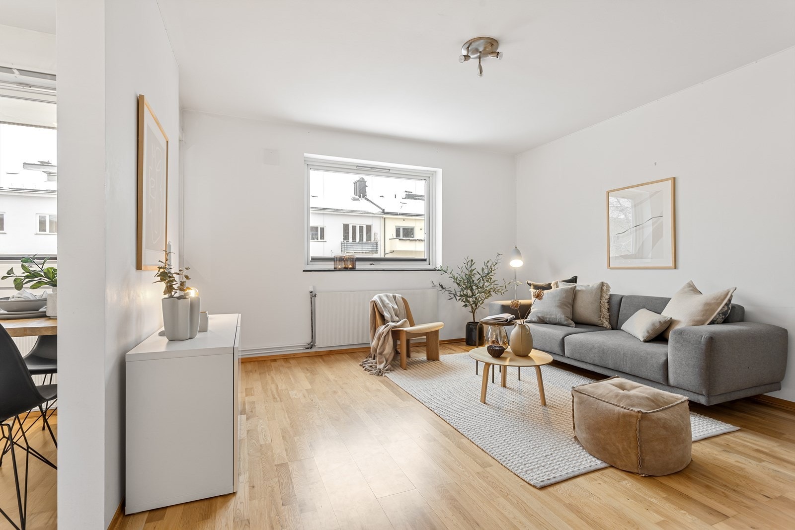 Forøvrig lyse malte betongvegger og betonghimling. Galleribilde