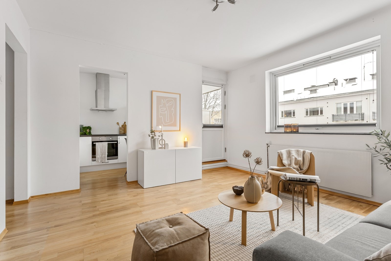 Kjøkken i eget rom vegg i vegg mot stue. Galleribilde