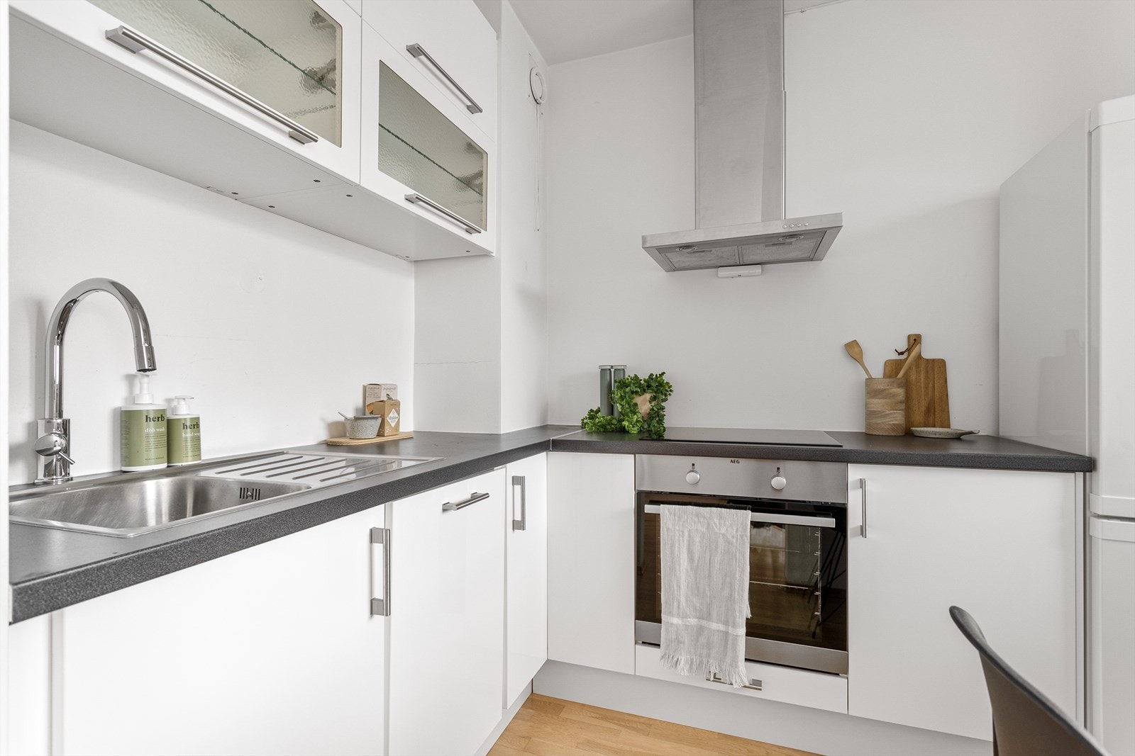 Kjøkkenet er fra 2008 og har integrert oppvaskmaskin, komfyr og steketopp. Frittstående kjøleskap medfølger boligen. Galleribilde