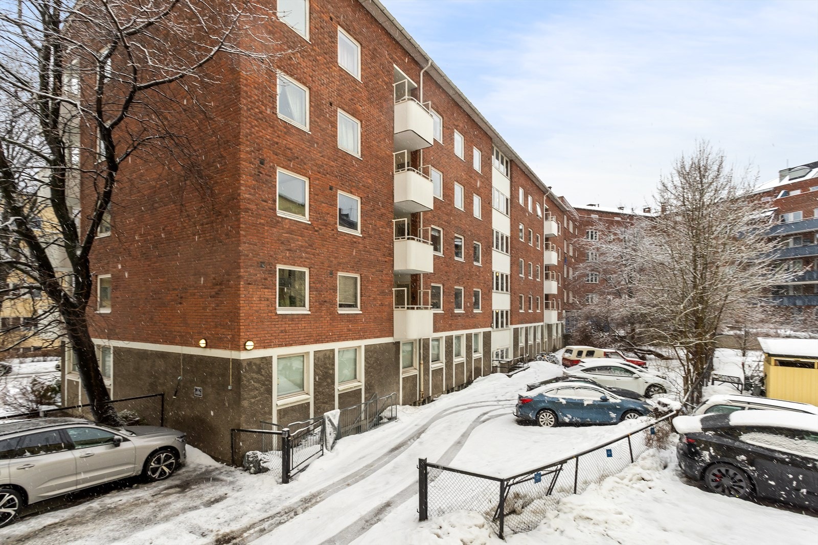 Borettslaget disponerer en gjesteparkeringsplass på forsiden av boligblokken.
Selger opplyser også at borettslaget disponerer parkeringsplasser som leies ut etter venteliste. Galleribilde