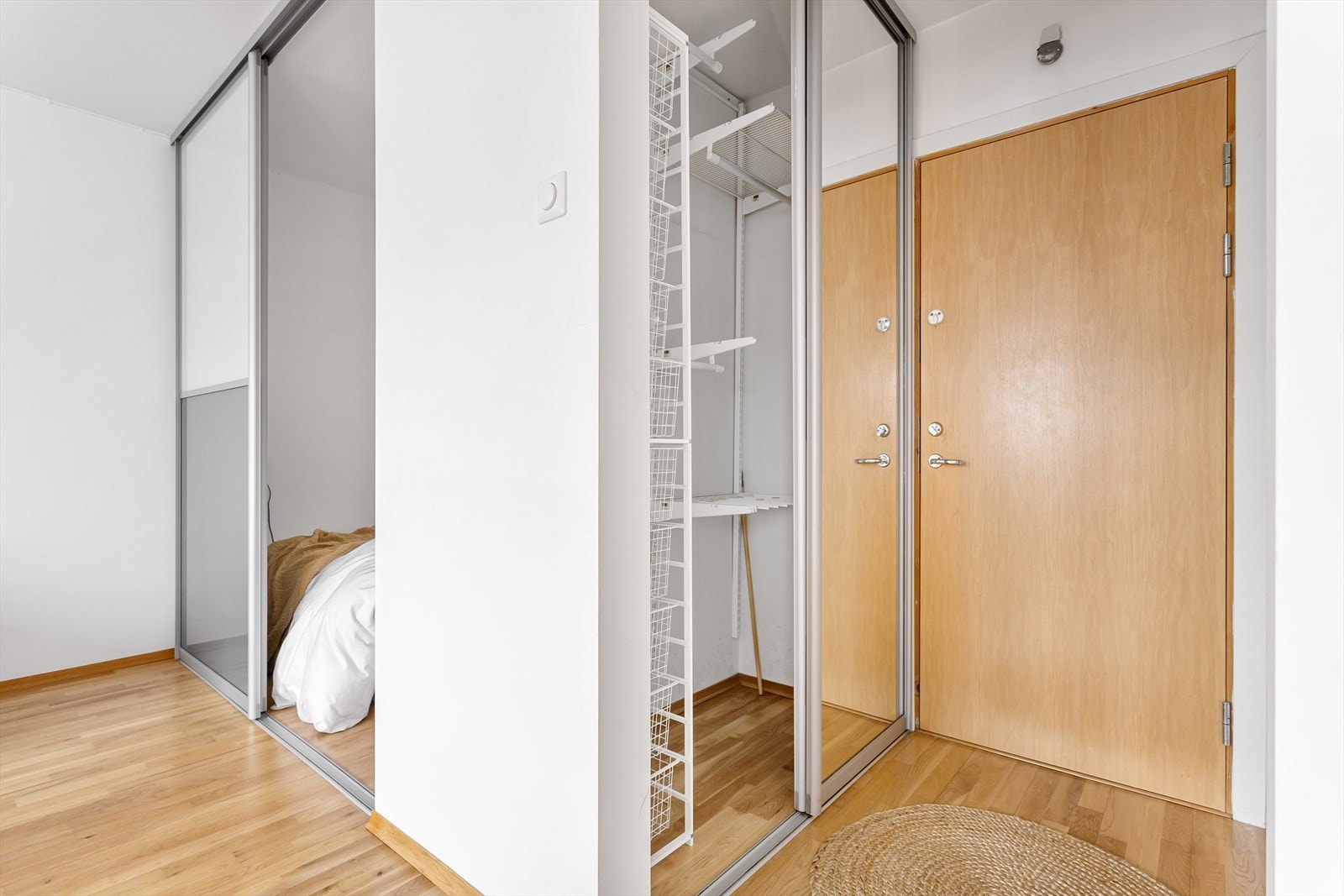 Godt med oppbevaring i skyvedørsgarderoben ved entré. Galleribilde