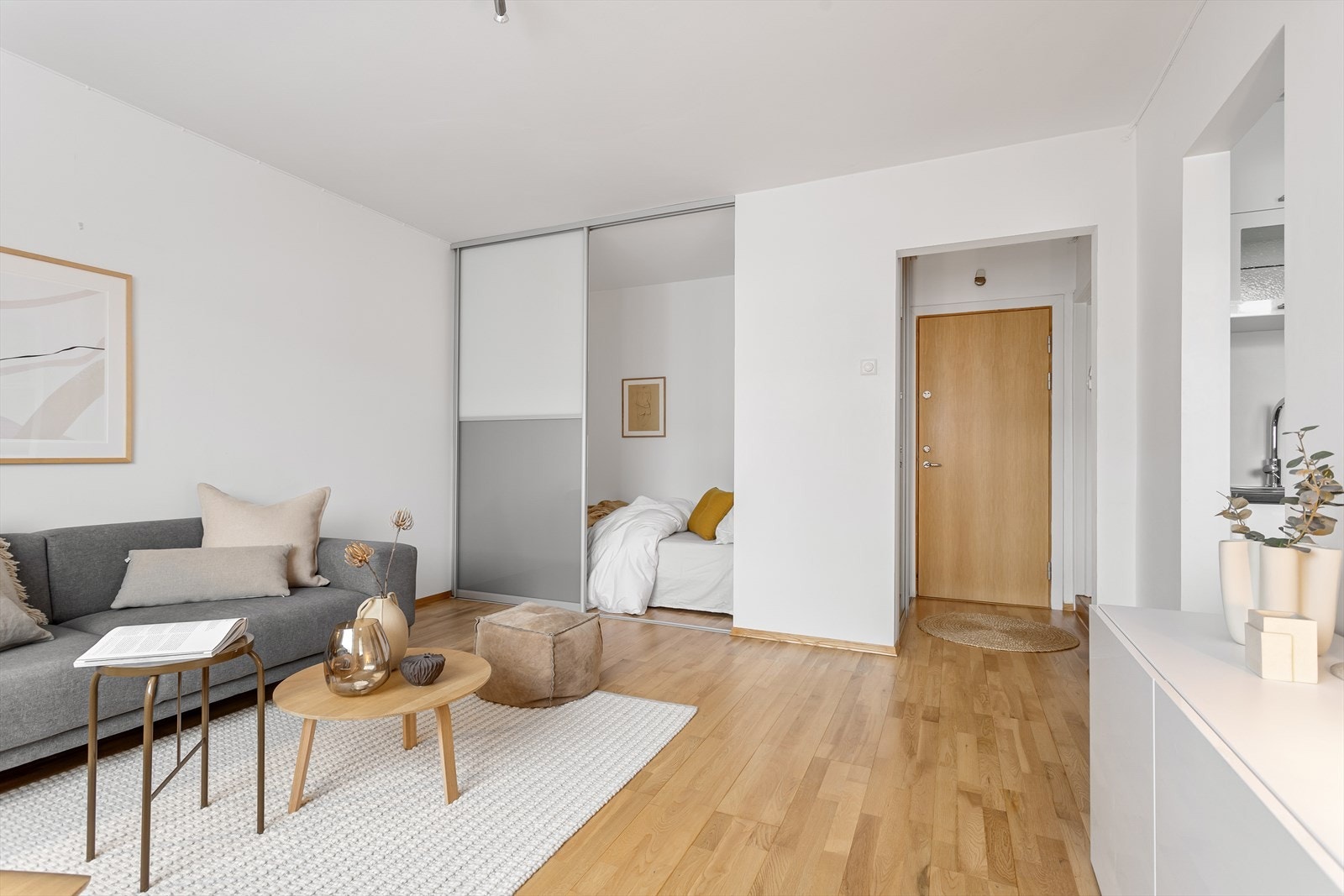 Romslig stue med praktisk sovealkove. Galleribilde