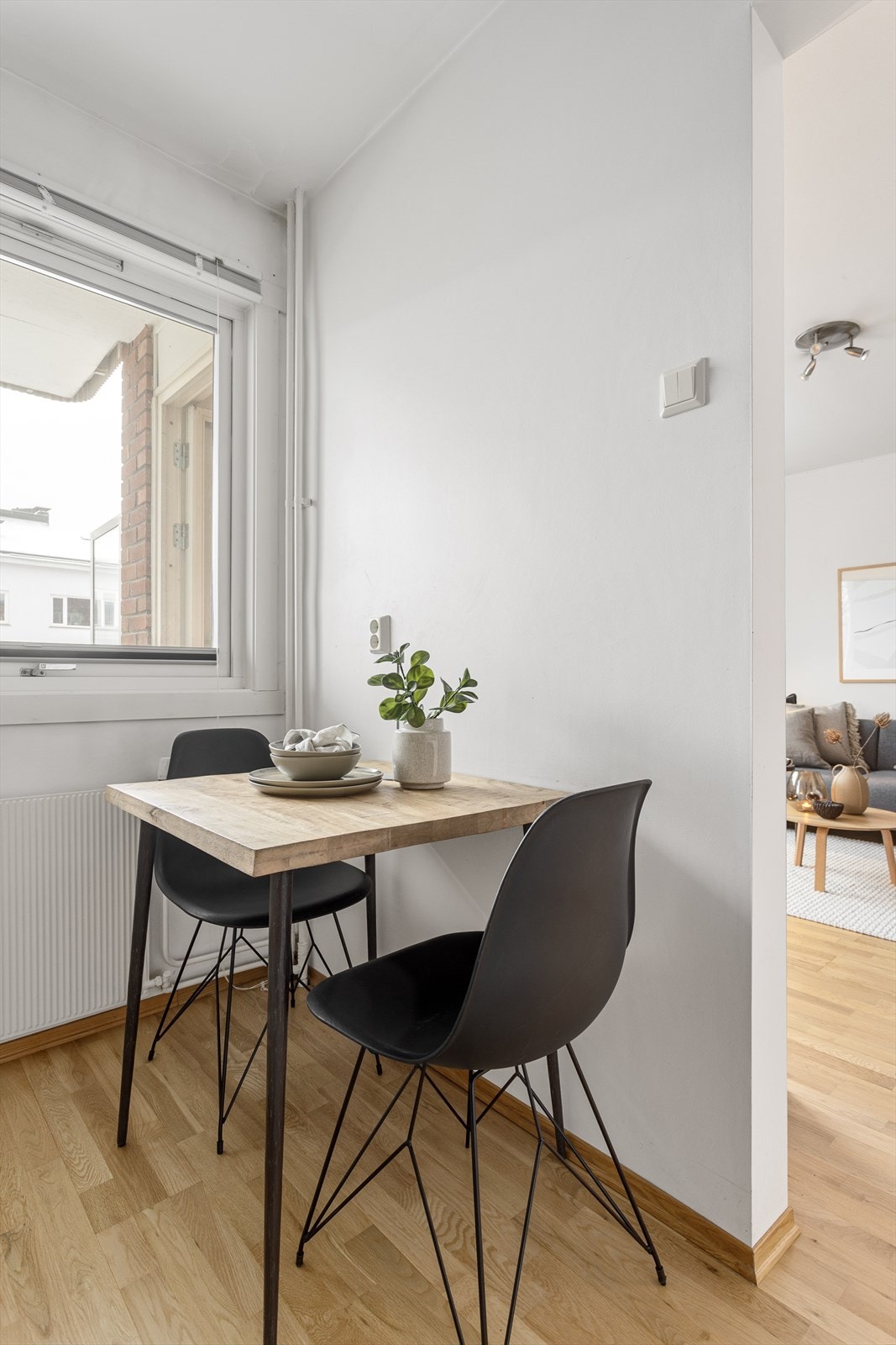 Det er plass til frokostbord på kjøkkenet (NB! Enkelte naboer i borettslaget har flyttet kjøkkenet ut i stuen og etablert soverom her, søknandspliktig tiltak som må undersøkes videre av ny eier). Galleribilde