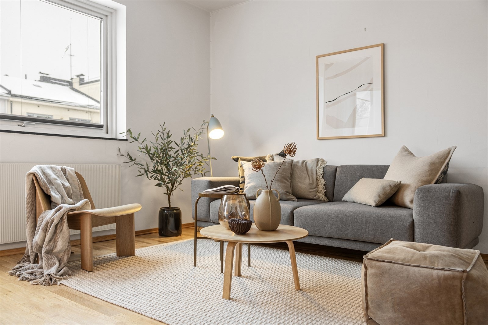 Det er lyse og pene overflater i boligen. Galleribilde