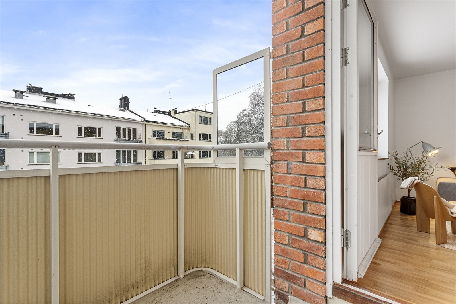 Balkongen er på 4 kvm, leiligheten på 32 kvm. Leiligheten disponerer en bod med 8kvm gulvareal på loft og en mindre bod på 1,8 kvm i kjeller. Galleribilde