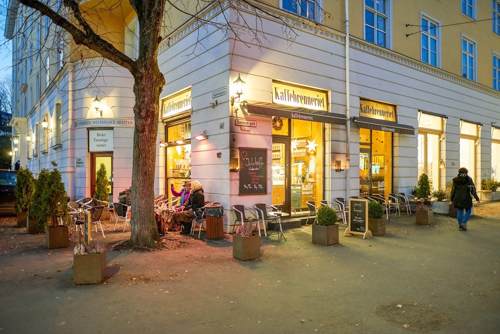 Om du tar deg en 3minutters spasertur fra leiligheten får du deilig kopp kaffe og ferske bakervarer fra kaffebrenneriet. Galleribilde