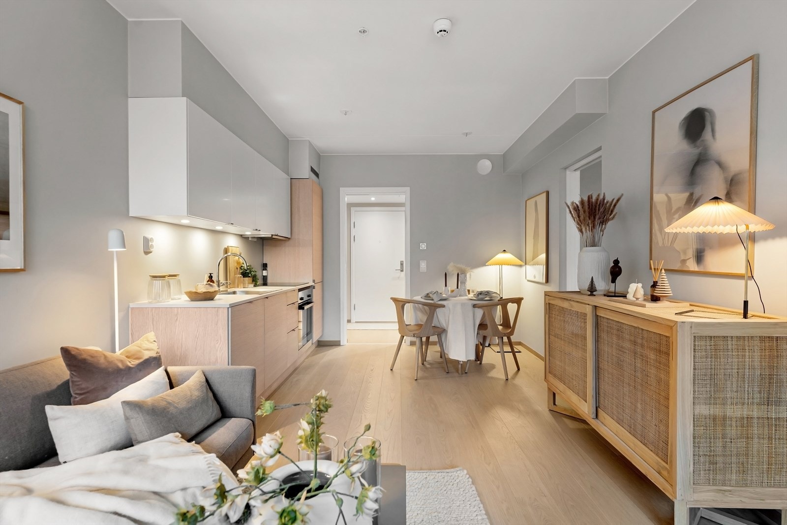 Åpen kjøkkenløsning som glir naturlig over til stuen. Galleribilde