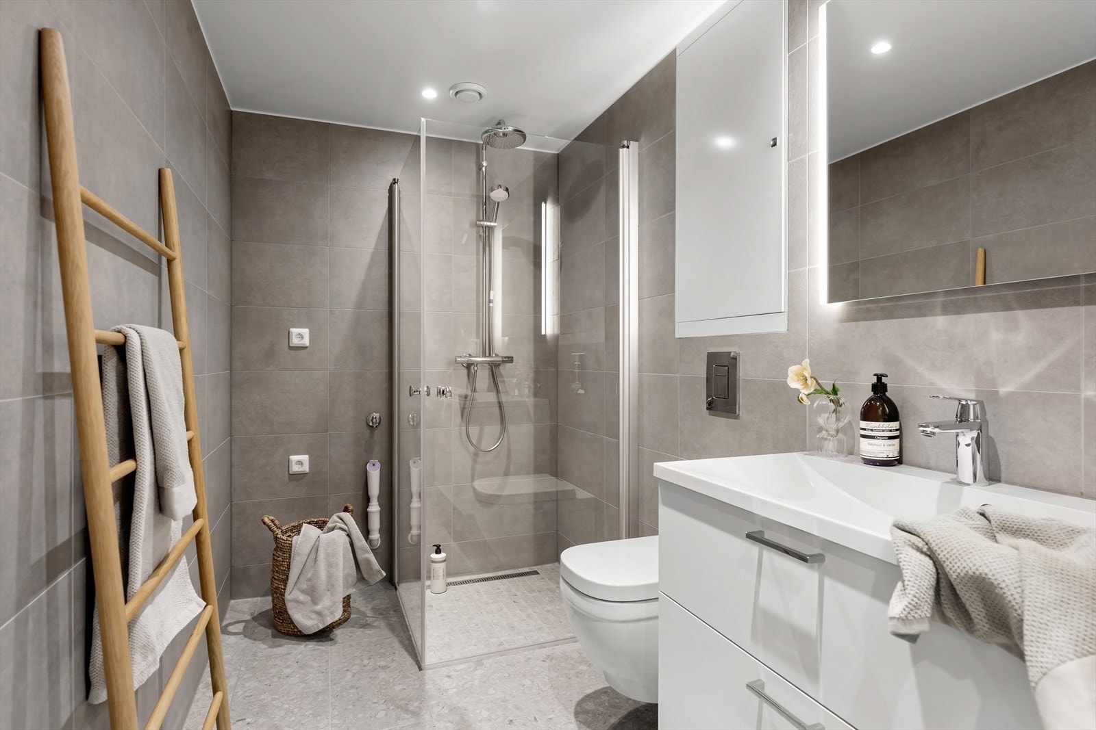 Pent flislagt bad med opplegg for vaskemaskin. Galleribilde