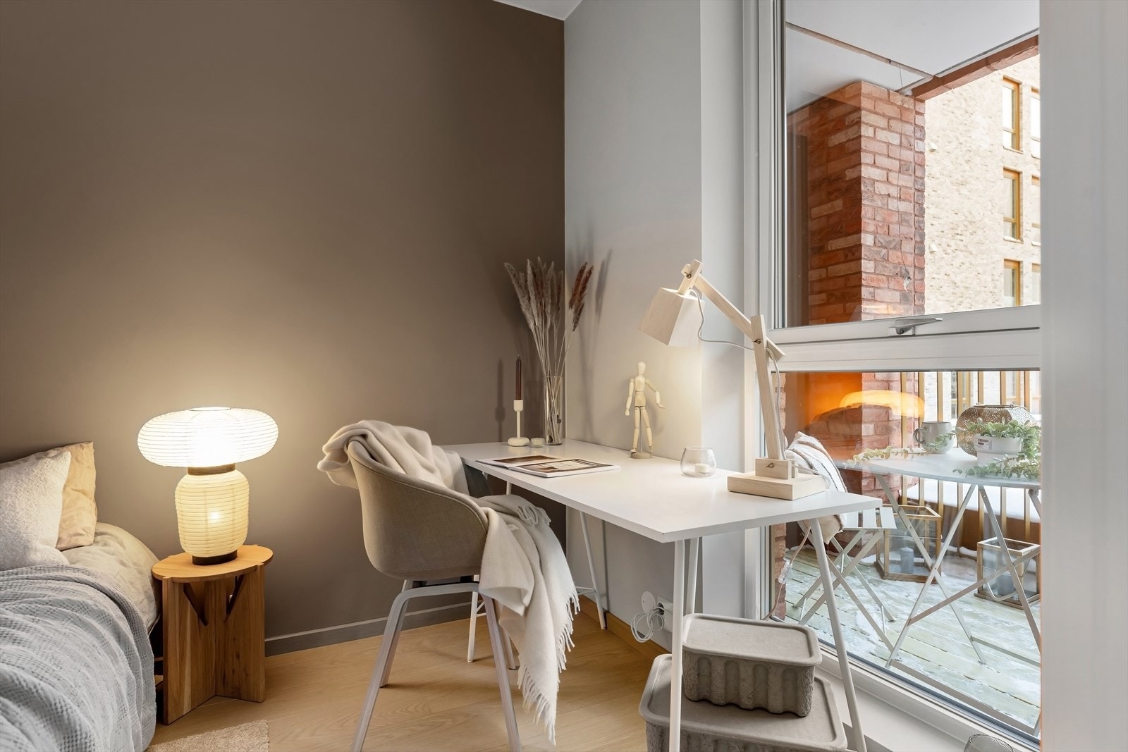 I tillegg er det plass til et koselig kontorhjørne med utsyn mot balkong og bakgård. Galleribilde