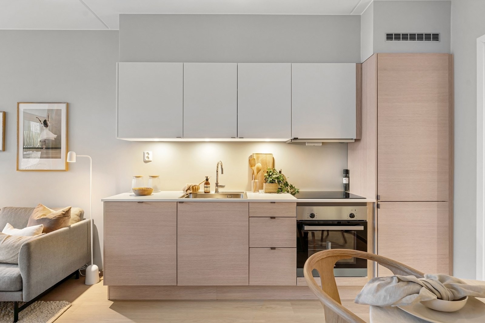 Kvalitetskjøkken fra Sigdal med eikeskap og integrerte hvitevarer fra Siemens. Galleribilde