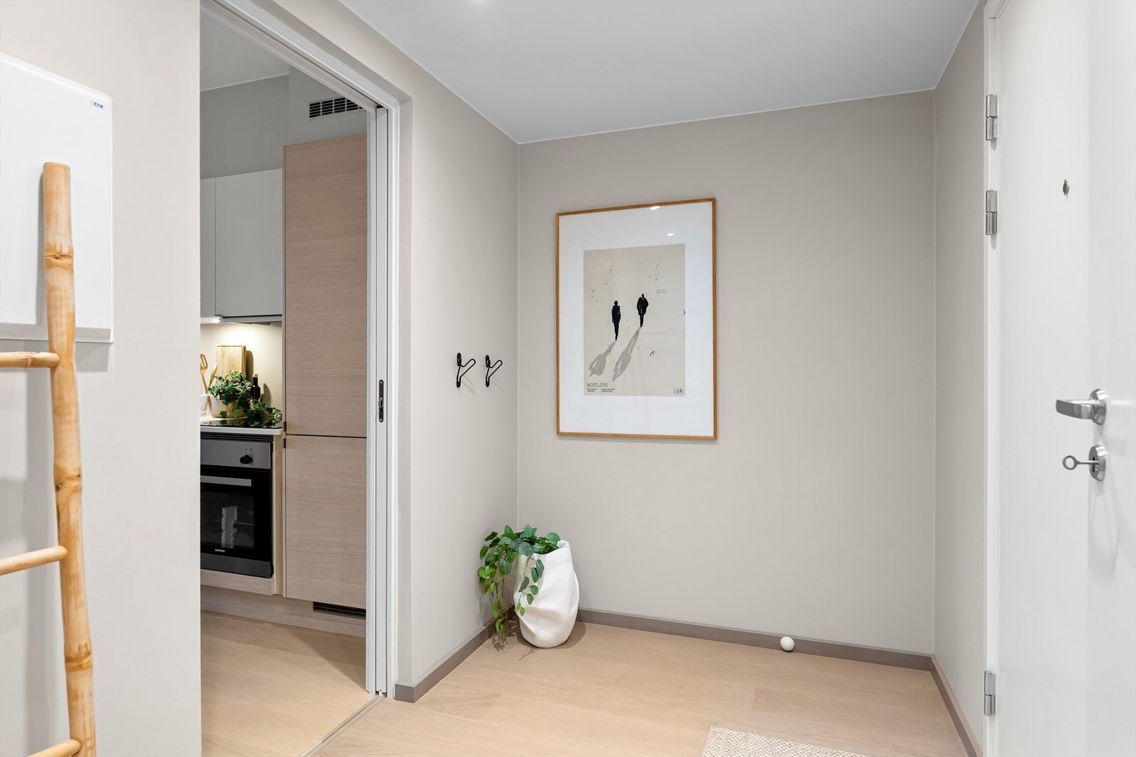 I entreen er det plass til en garderobe for å henge fra seg. Galleribilde