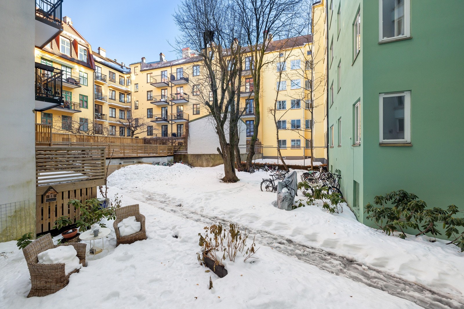 Hyggelig bakgård med sykkelparkering, sittegrupper og beplantning. Galleribilde