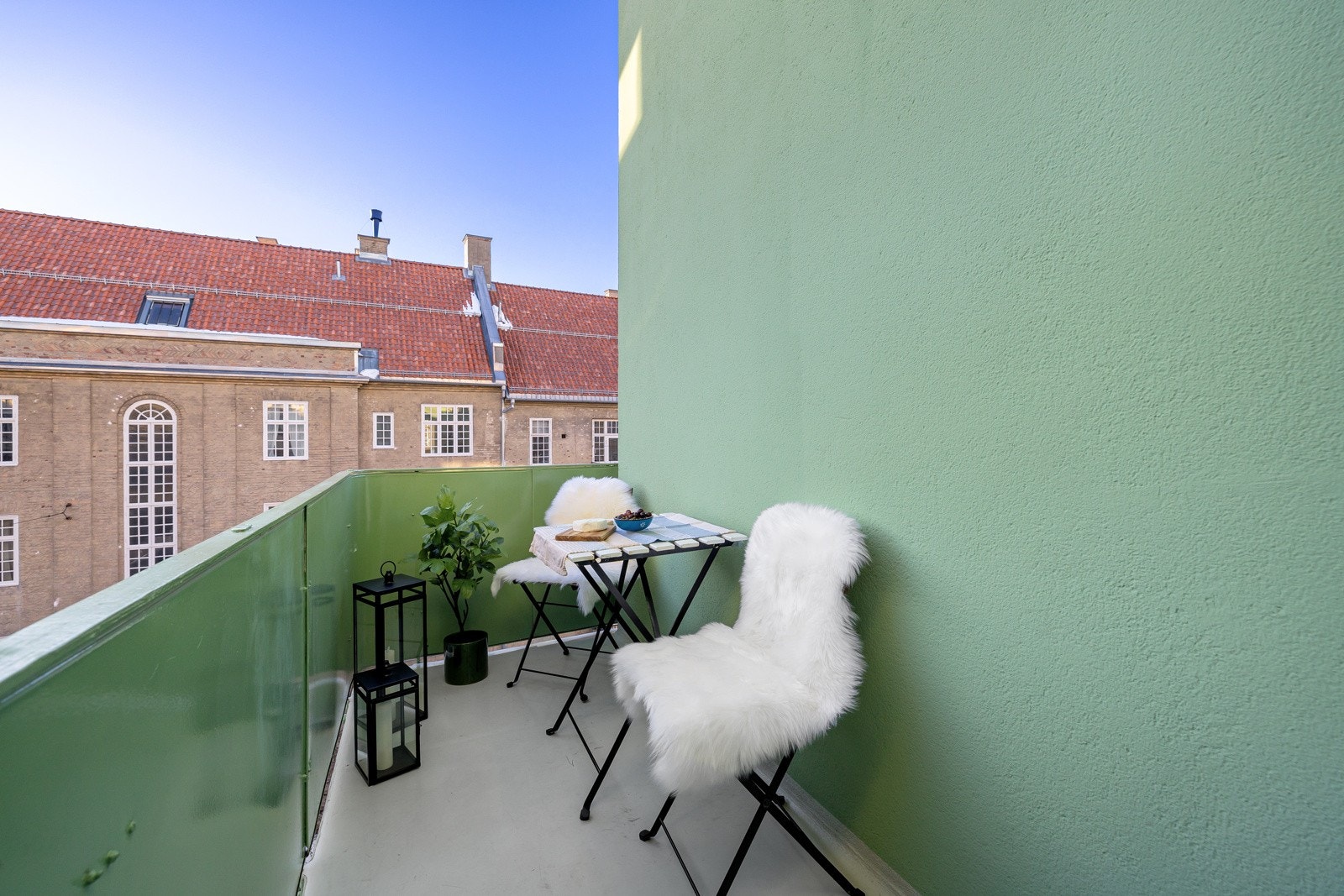 Balkongen har gode lys- og solforhold og hyggelig utsyn. Galleribilde
