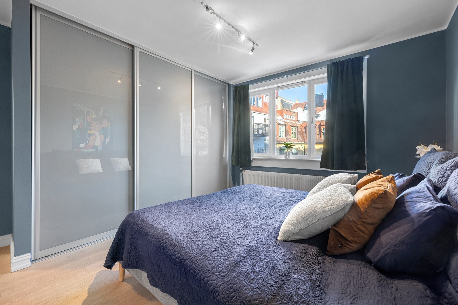Stor, integrert skyvedørsgarderobe med mye oppbevaringsplass. Galleribilde