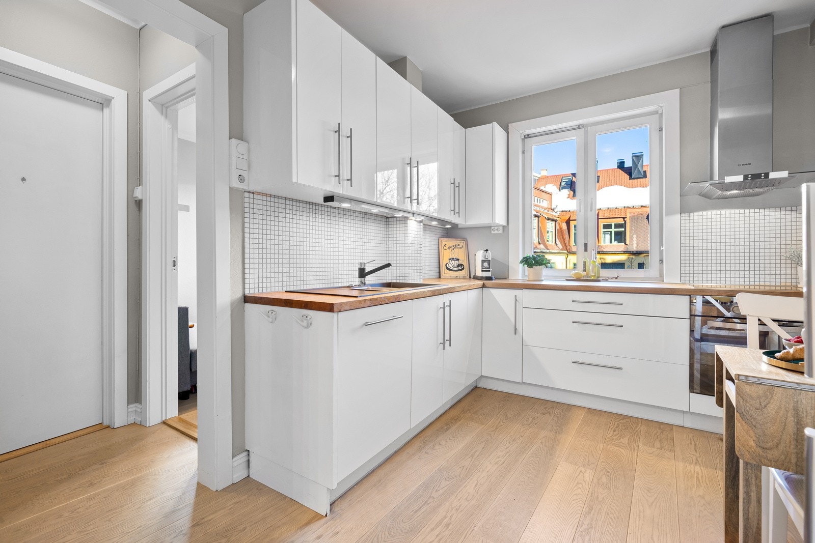 Rikelig med skap- og benkeplass. Galleribilde
