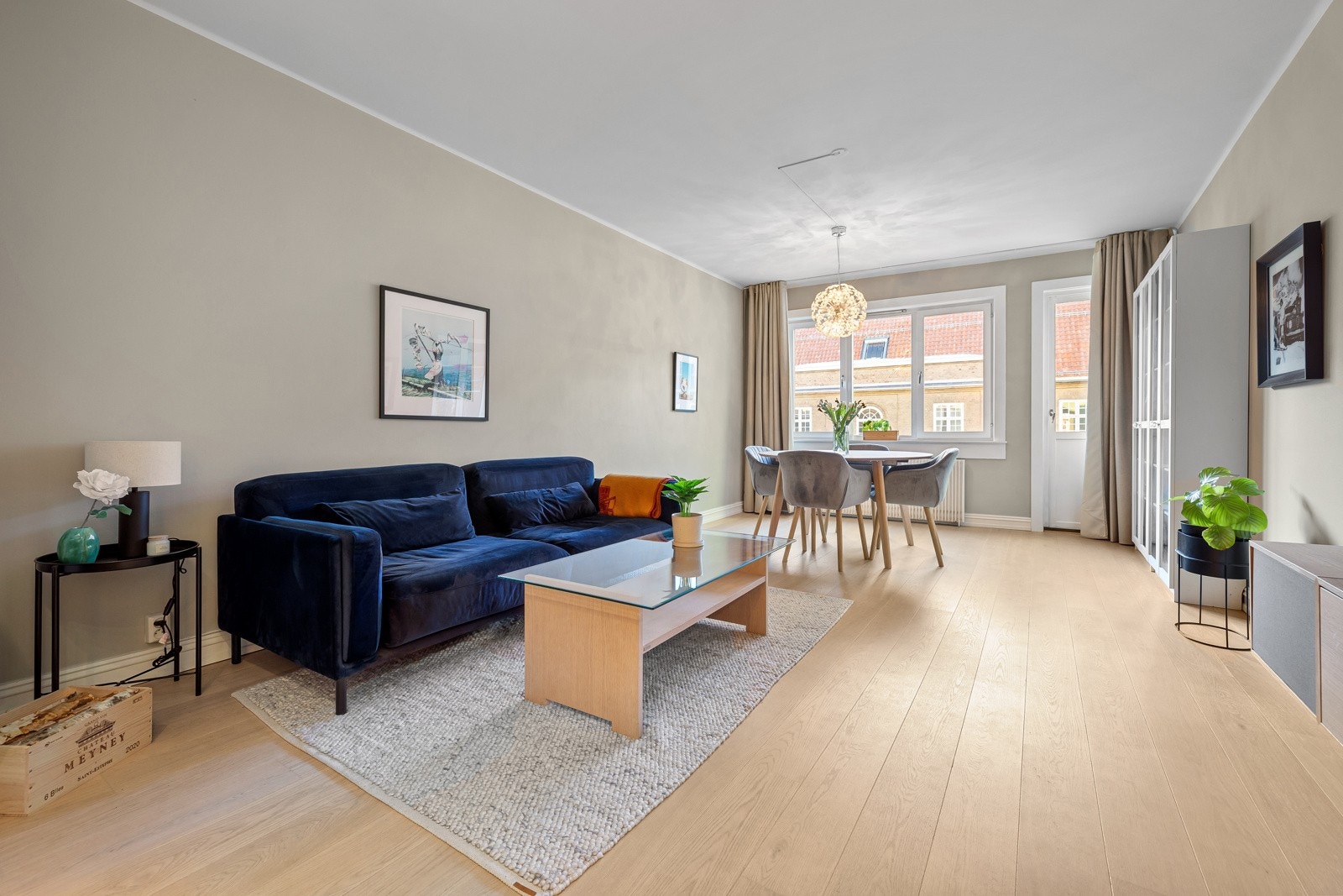 Lys og trivelig stue med plass til sofagruppe, sofabord og underholdningsavdeling. Galleribilde