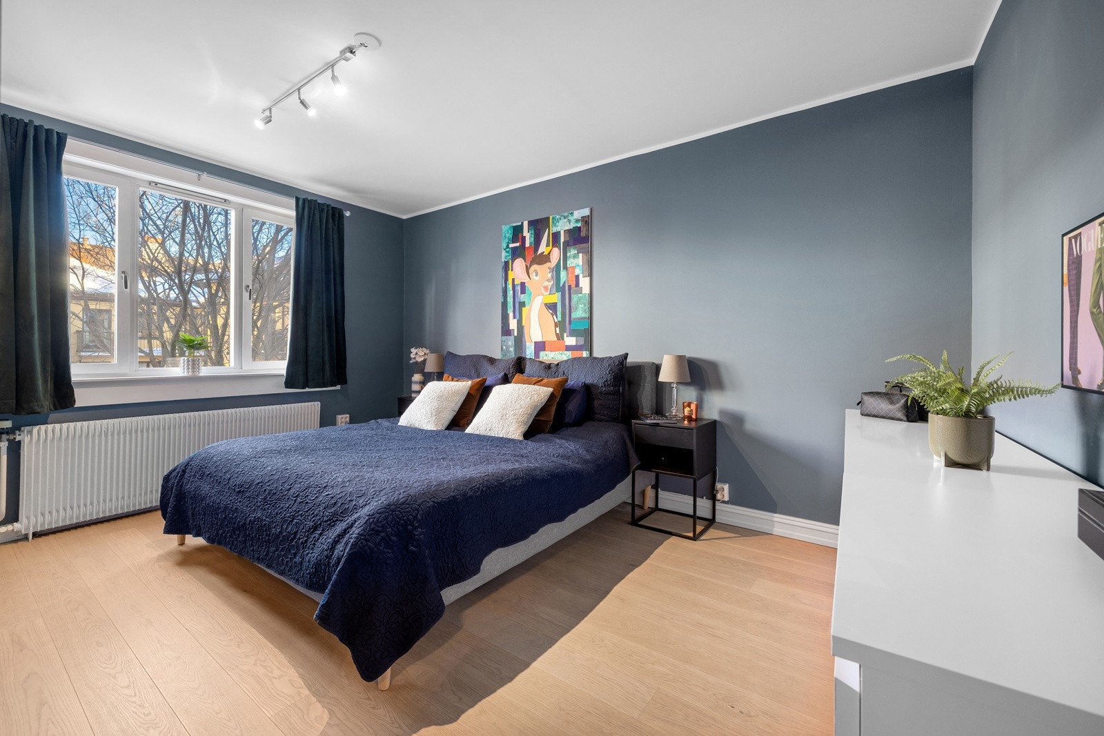 Hovedsoverommet er av meget god stor størrelse med plass til stor dobbeltseng, nattbord og kommode/skrivepult. Galleribilde