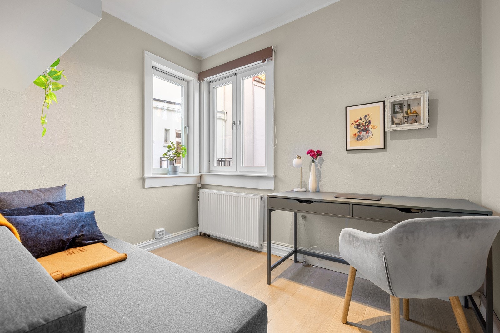 Soverom nummer to har plass til seng, nattbord og garderobeskap. Galleribilde