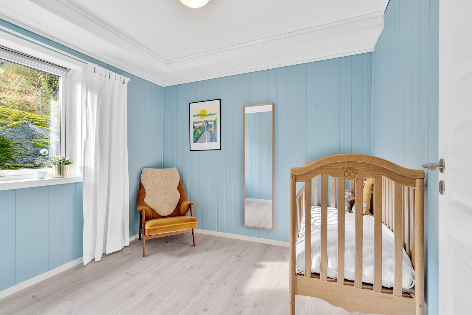 Alle soverommene har 1-stavs laminat på gulv, MDF-panelplater på vegger og takplater i himling. Galleribilde
