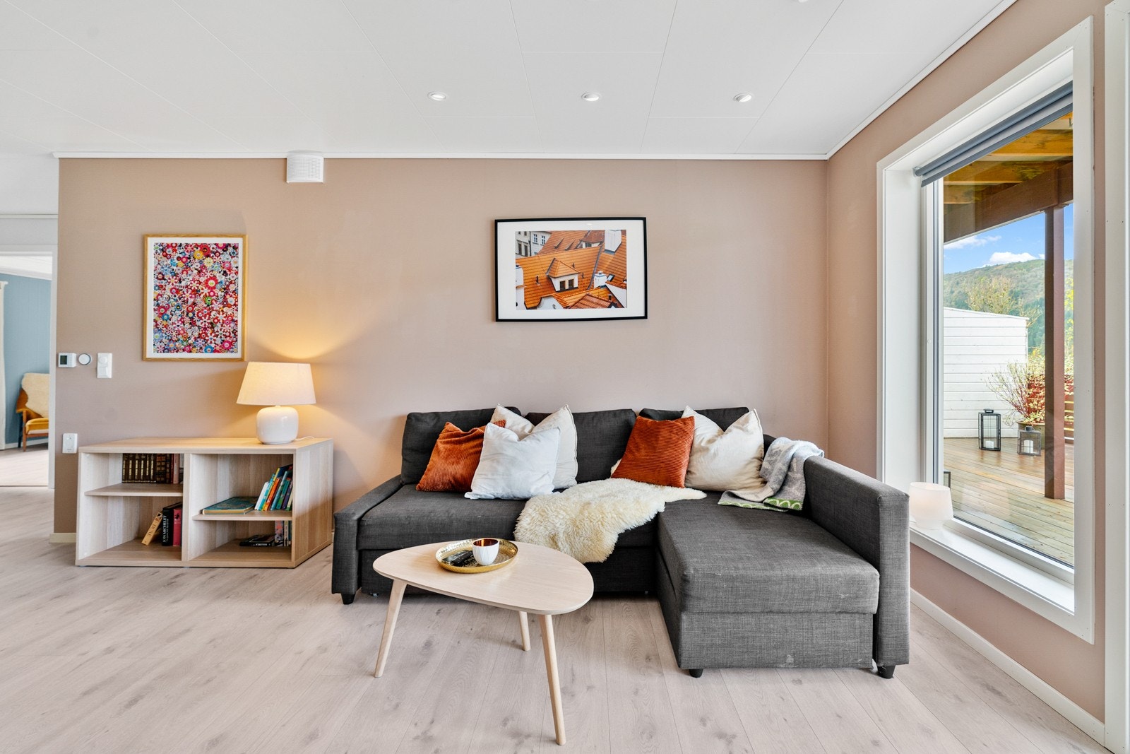 Store vindusflater som inviterer lyset og naturen inn. Stor romslig terrasse med utgang fra stue. Galleribilde