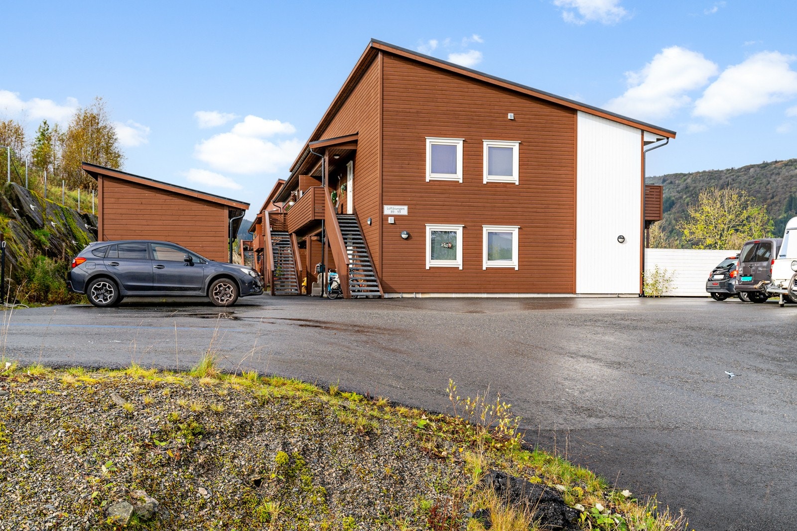 Felles parkering for sameiet. Selger har tilrettelagt for ladestasjon med ladesøyle. Galleribilde