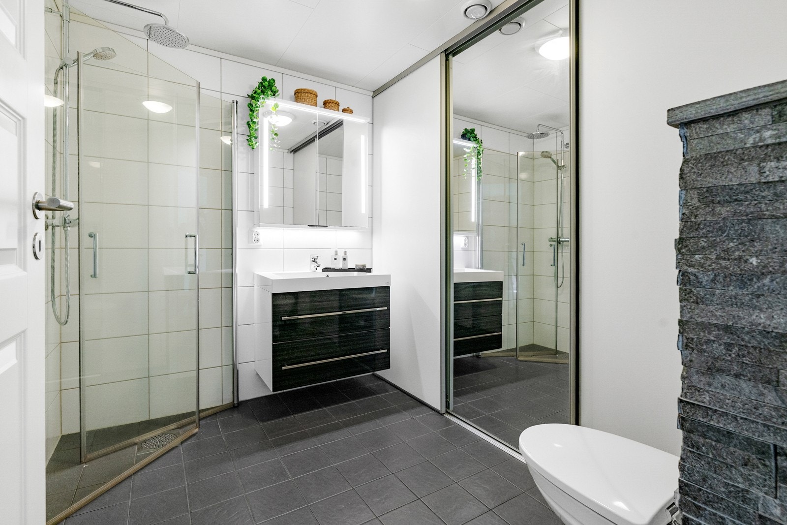 Badet er helfliset og har takplater i himling. Galleribilde