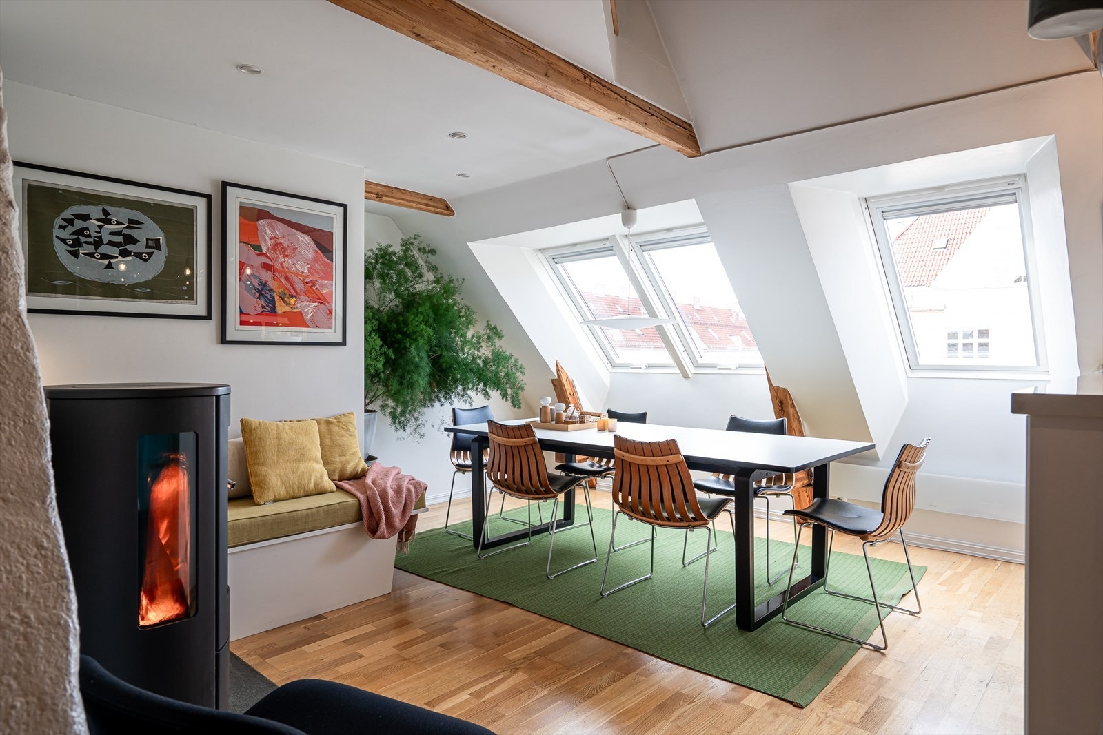 I spisestuen er det montert en moderne ovn med glassfront. Galleribilde