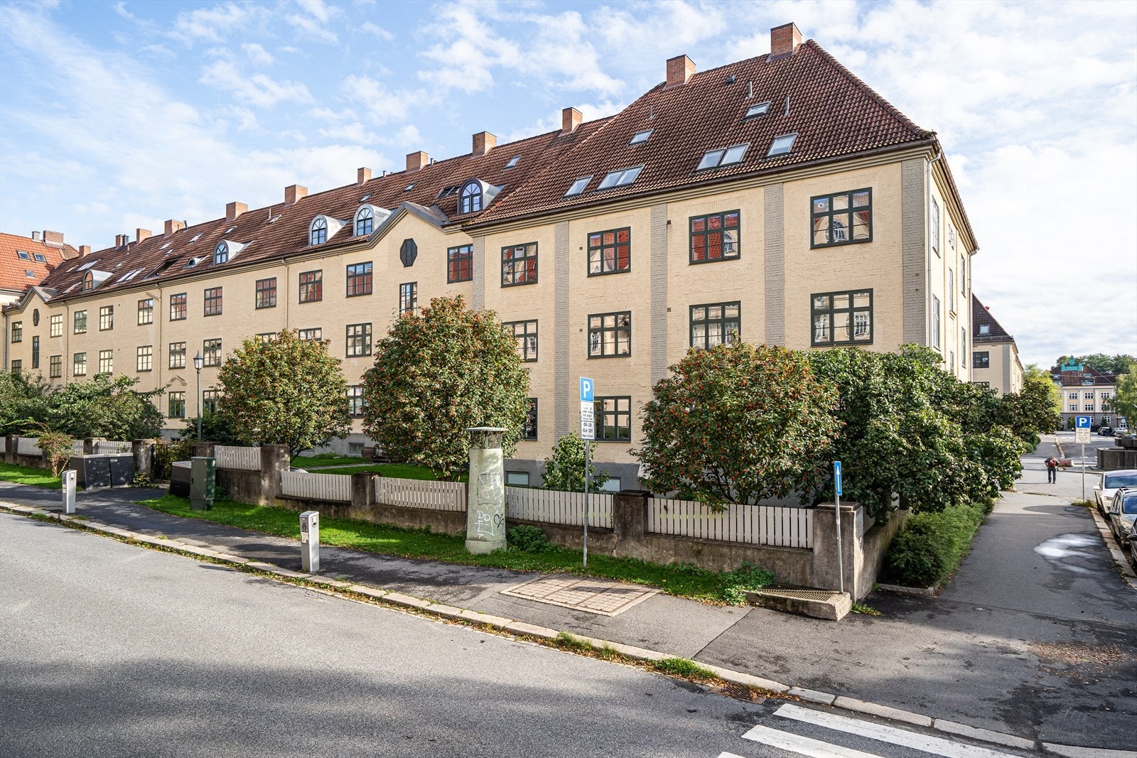 Boligen ligger fint til på hjørnet av bygget og har inngang fra tredje etasje. Galleribilde