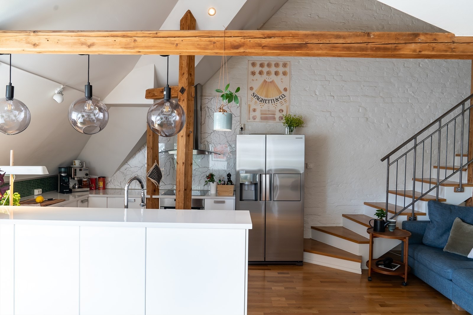 Loftsleilighet i populære Frankrikegården mesanin, unik takhøyde og svært god romfølelse. Galleribilde