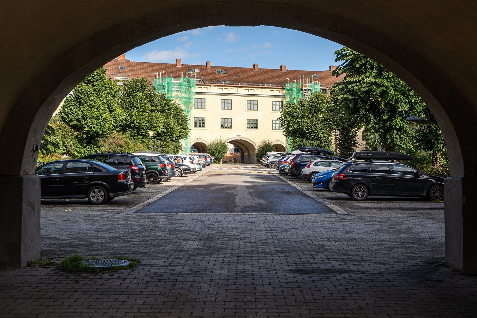 Borettslaget har i dag 54 parkeringsplasser i indre gårdsrom. Disse plassene leies ut til beboere for kr. 570,- pr. måned. pr. d.d. Her er det lang venteliste. Galleribilde