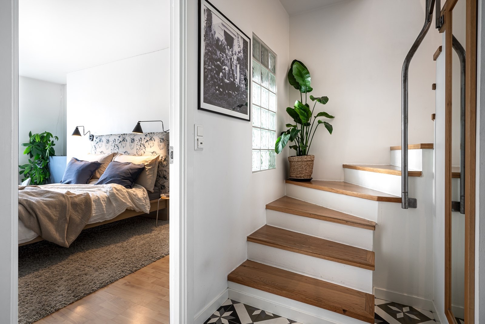 Entréen en har meget romslig gangareal med lite kott, garderobenisje med god plass for av- og påkledning. Det er i tillegg etablert skyvedørsgarderobe under trapp til loftsetasje. Galleribilde