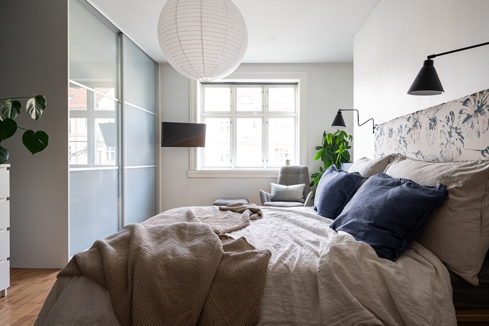 Rommet er i dag innredet med stor dobbeltseng, skyvedørsgarderobe og vedovn. Galleribilde
