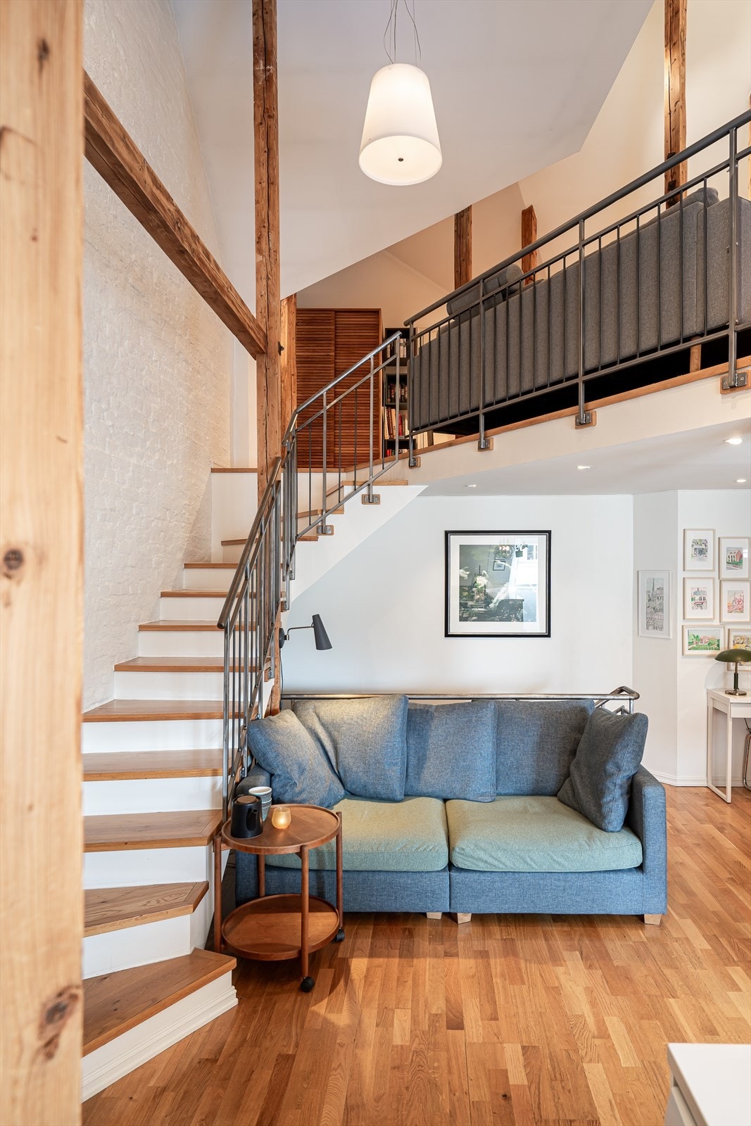 Trapper med trinn i eik og rekkverk i stål. Galleribilde
