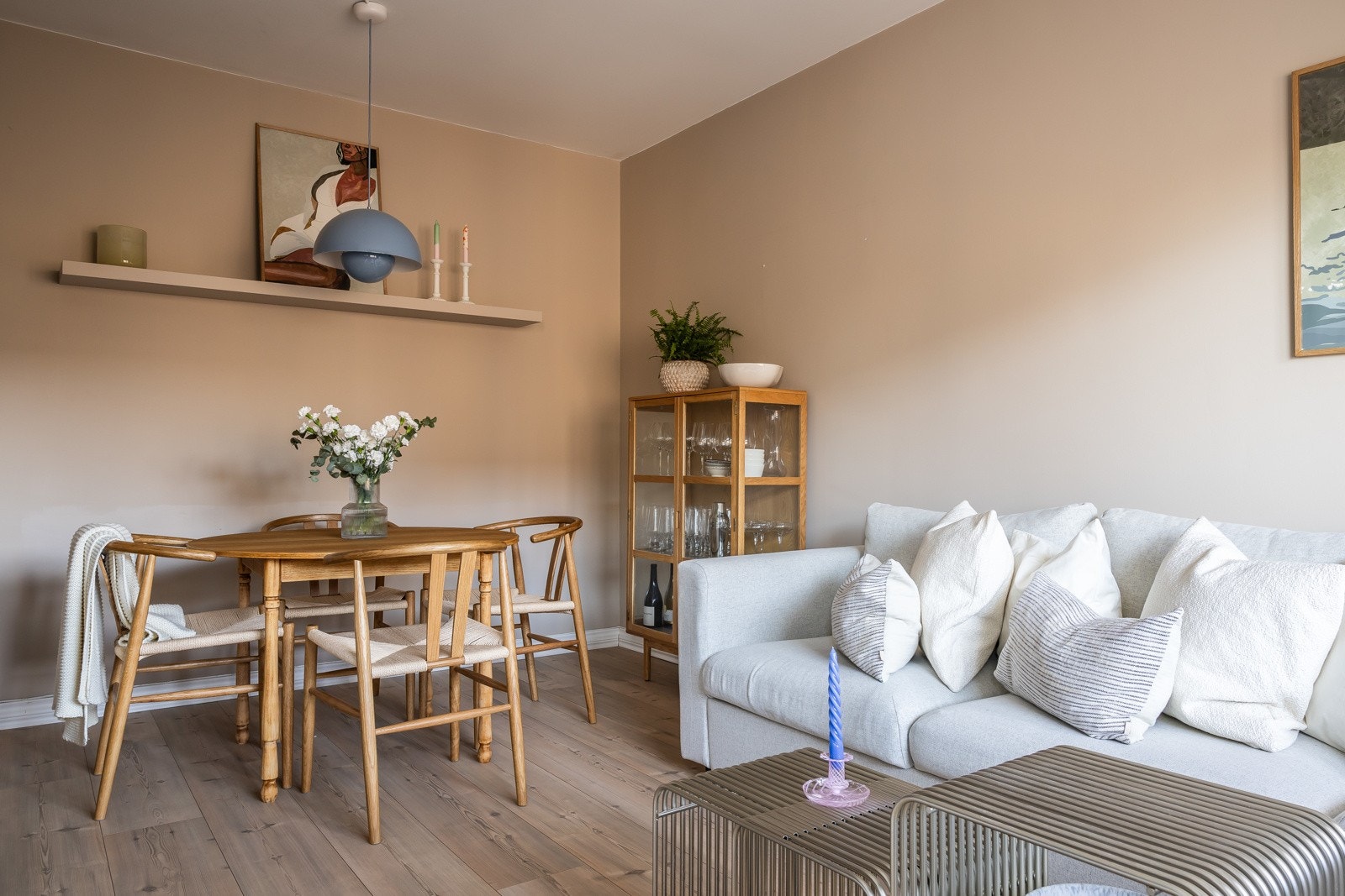 God plass til to soner i stuen Galleribilde
