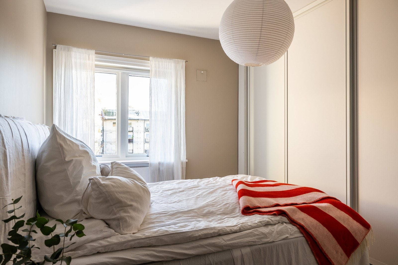 Hovedsoverom med garderobeskap, plass til dobbeltseng og nattbord Galleribilde