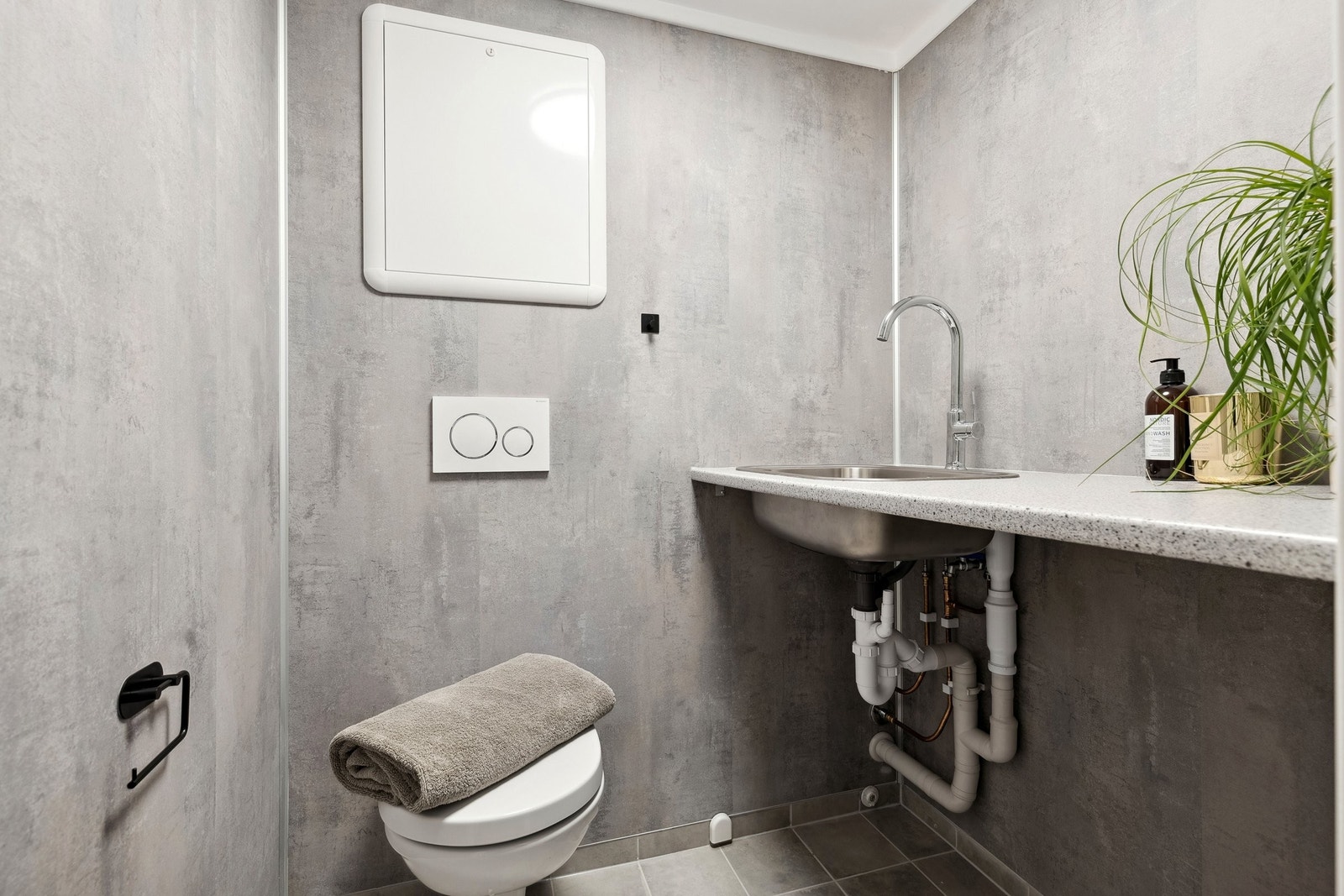 Nytt vaskerom / wc i underetasjen. Underetasjen har separat inngang som deles med nabo. Galleribilde