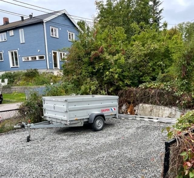 Stor parkeringsplass som hører til huset. Galleribilde